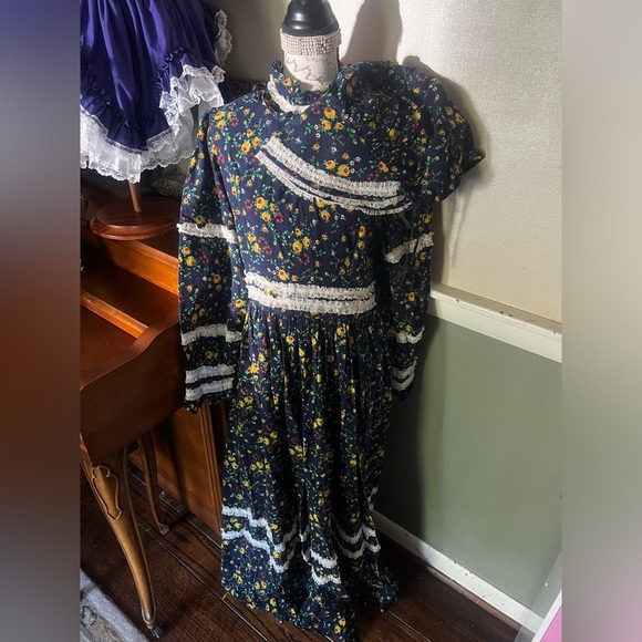 💙Rare Vintage Handmade Blue Calico Cottagecore Prairie Dress Matching Bonnet - Picture 1 of 9
